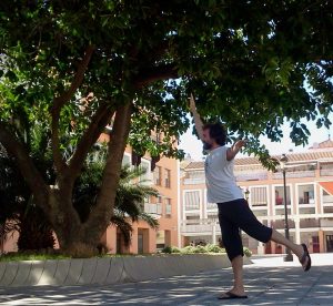 Āsanas de equilibrio II -Aśvatthasana La postura del baniano (Ficus religiosa)