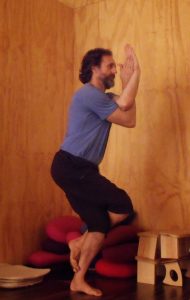 Āsanas de equilibrio V: Garudāsana