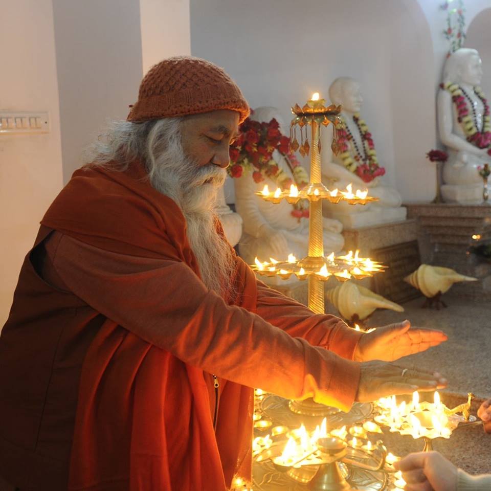 Swami Śankarananda Giri realizando ārati