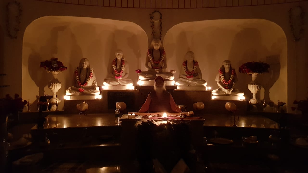 Las cinco estatuas del linaje de maestros de Kriyā-yoga