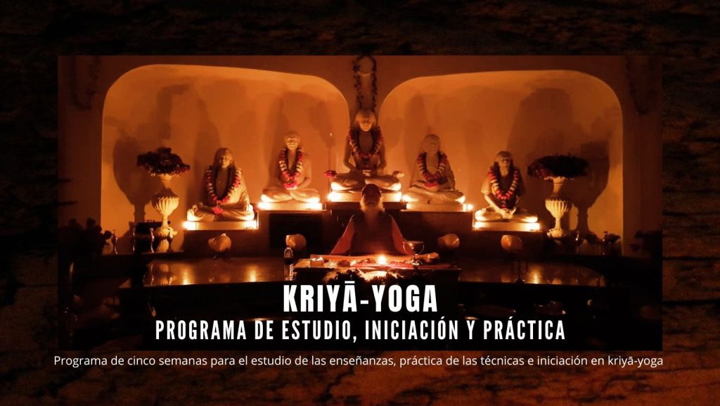 Kriyā-Yoga, programa de estudio, iniciación y práctica · Altar con las imágenes de los maestros